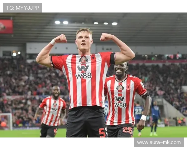 桑德兰传奇球员再掀热潮，条纹战袍见证辉煌岁月